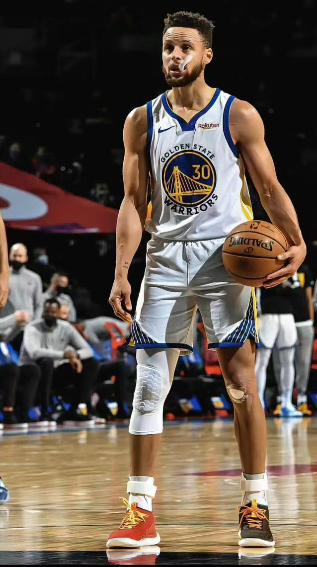 持续失利引发热议！，库里在雄鹿比赛中战术调整引发球迷热议