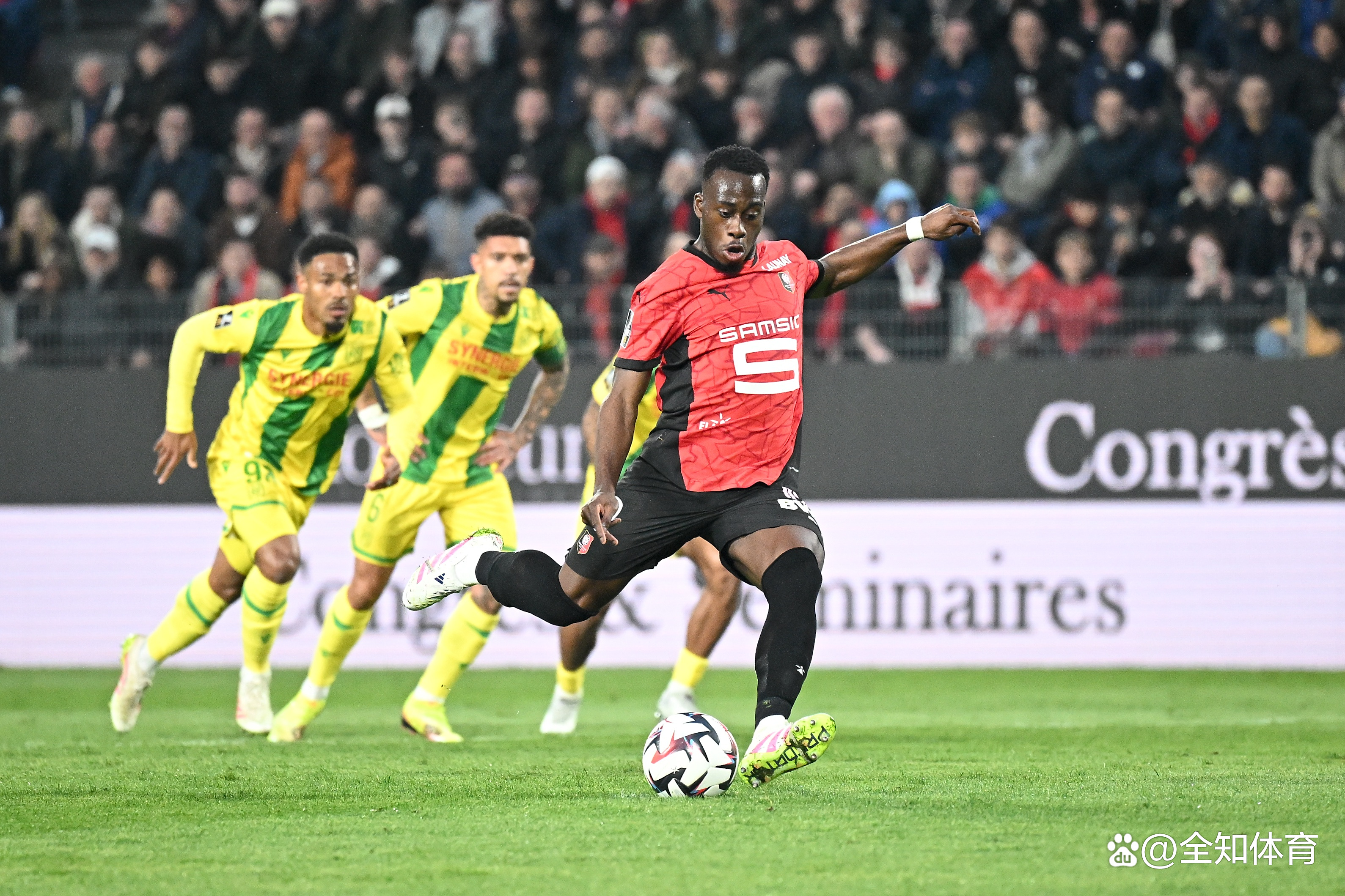 包含转会期葡超传出新动向，阿森纳调整名单，管理层表态：赛场秩序良好，年轻球员得到机会的词条