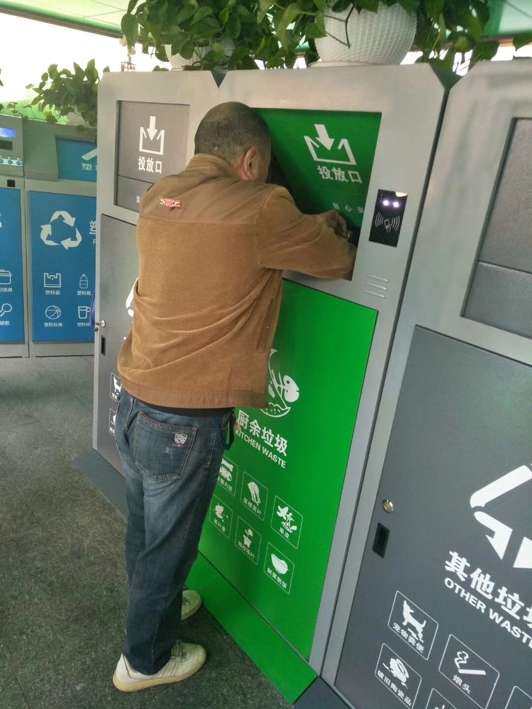 清晨山东泰山调整名单以备欧联；更衣室发声环节打磨；球迷炸锅；临场指挥获称赞的简单介绍